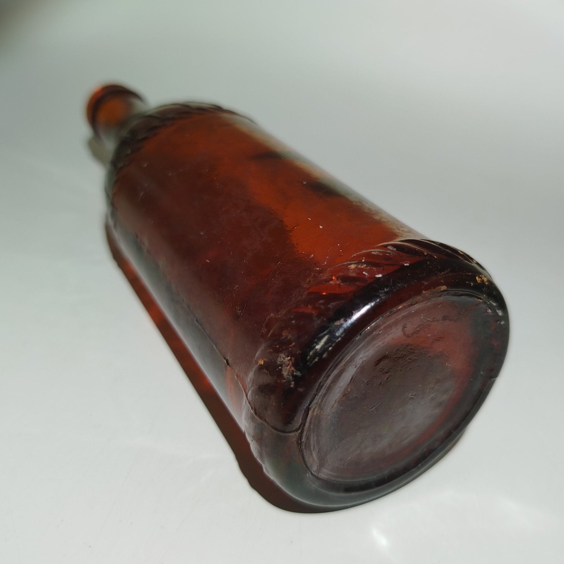 Бутылка пивная с рельефным декором, стекло, Россия, 1900-1940 гг.