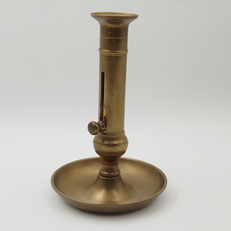 Подсвечник с подъемным механизмом