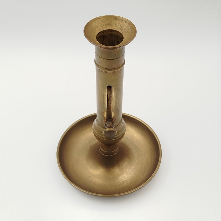 Подсвечник с подъемным механизмом