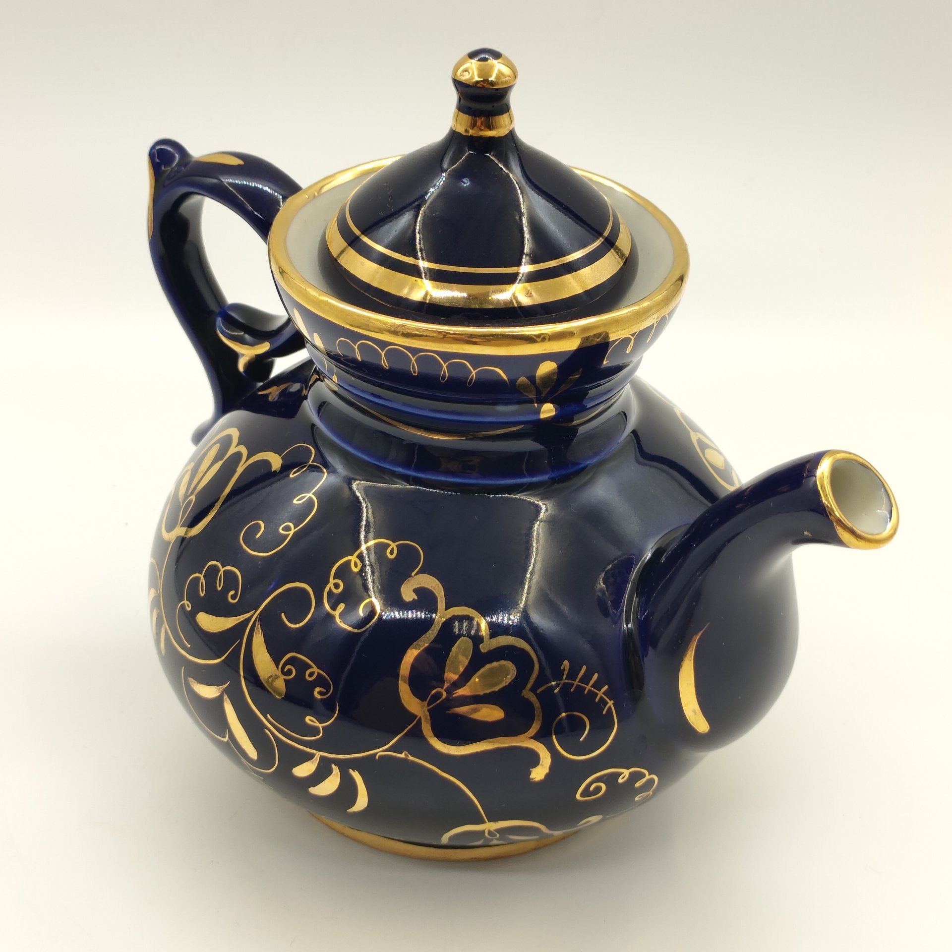 Чайник заварочный с расписным растительным декором, фарфор, кобальт, золочение, роспись, Объединение «Гжель», СССР, 1972-1985 гг.