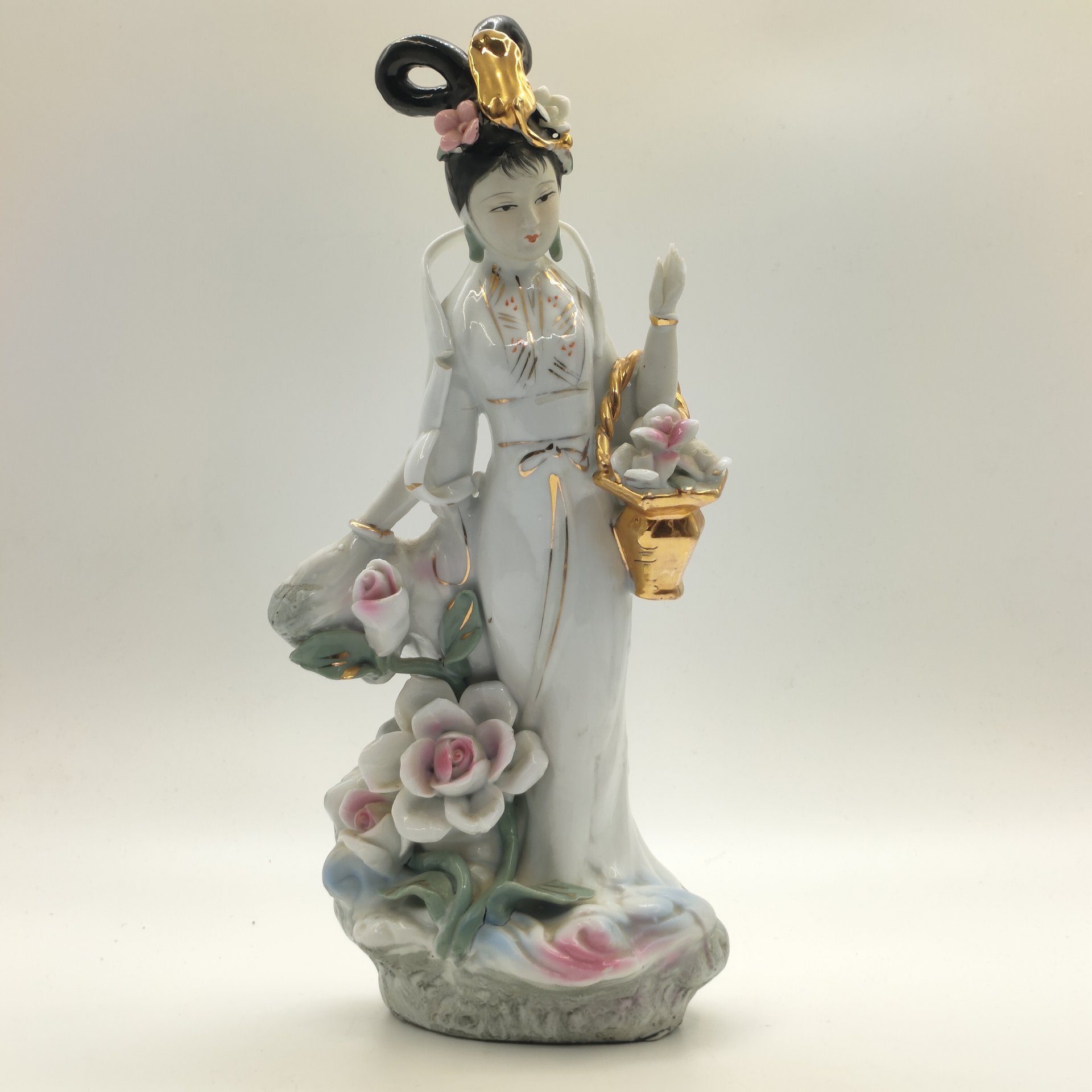 Статуэтка "Красавица с цветами", фарфор, бисквит, роспись, золочение, Китай, 1980-2000 гг.