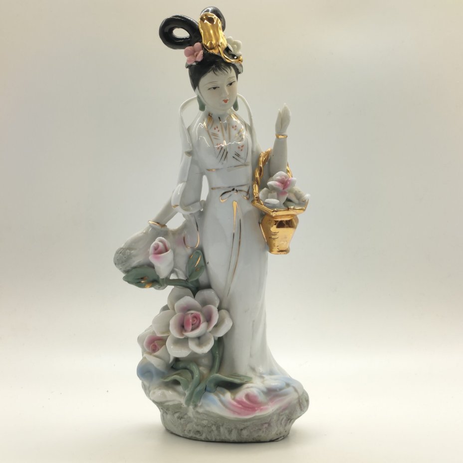 Статуэтка "Красавица с цветами", фарфор, бисквит, роспись, золочение, Китай, 1980-2000 гг.