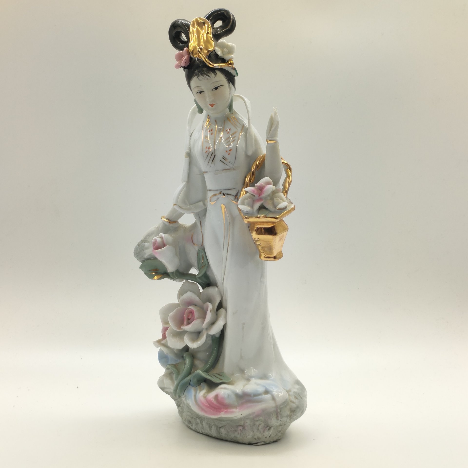 Статуэтка "Красавица с цветами", фарфор, бисквит, роспись, золочение, Китай, 1980-2000 гг.