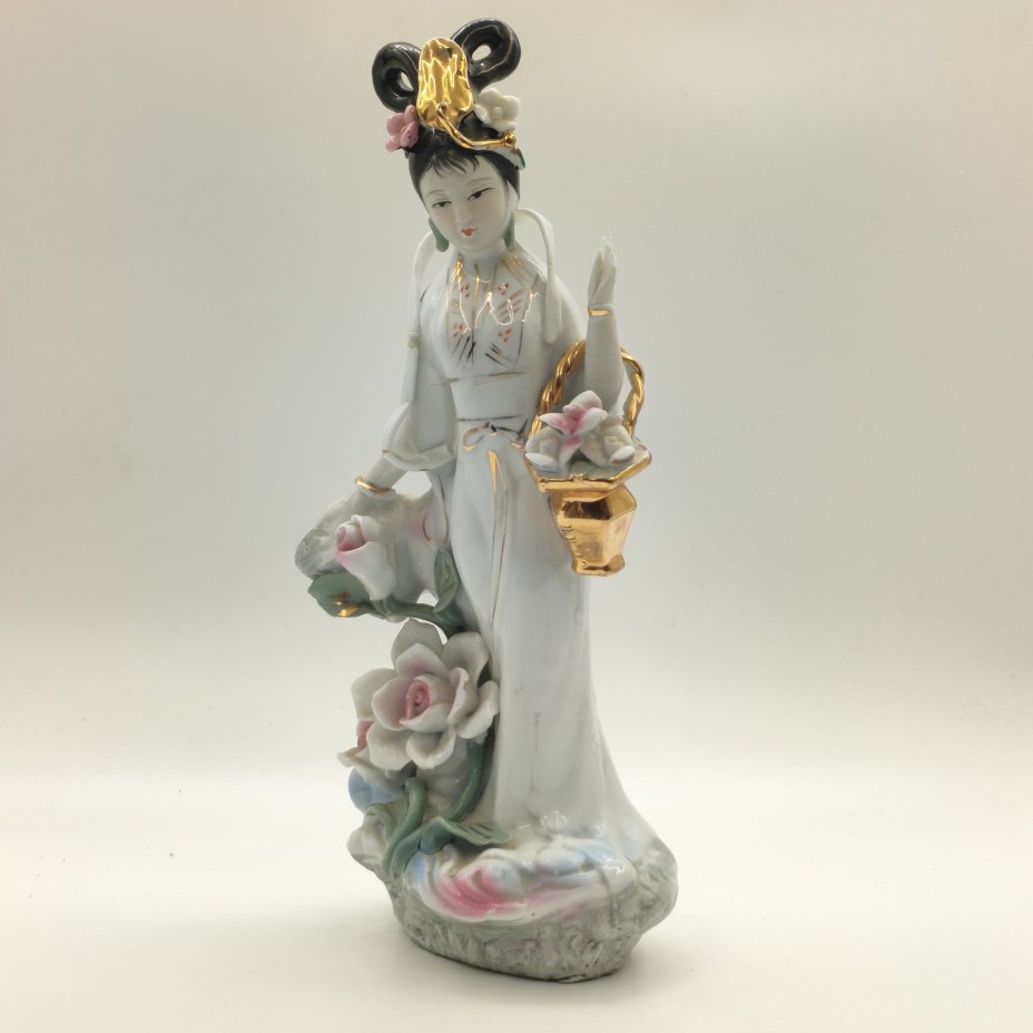 Статуэтка "Красавица с цветами", фарфор, бисквит, роспись, золочение, Китай, 1980-2000 гг.