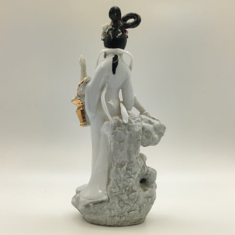 Статуэтка "Красавица с цветами", фарфор, бисквит, роспись, золочение, Китай, 1980-2000 гг.