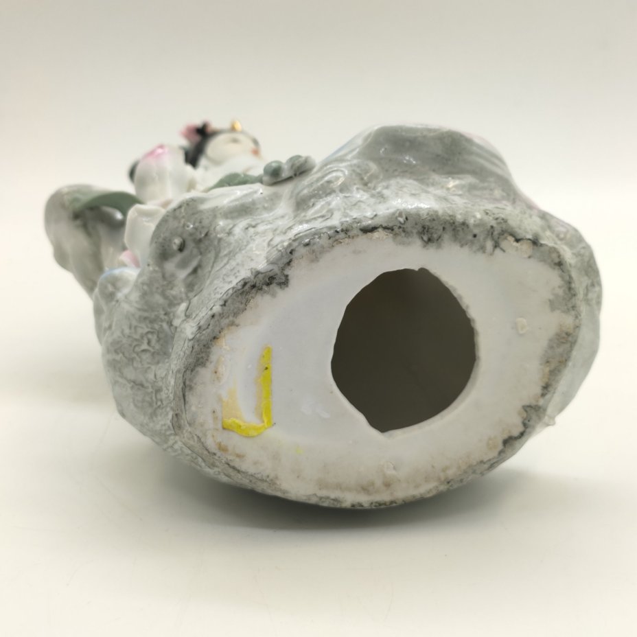 Статуэтка "Красавица с цветами", фарфор, бисквит, роспись, золочение, Китай, 1980-2000 гг.