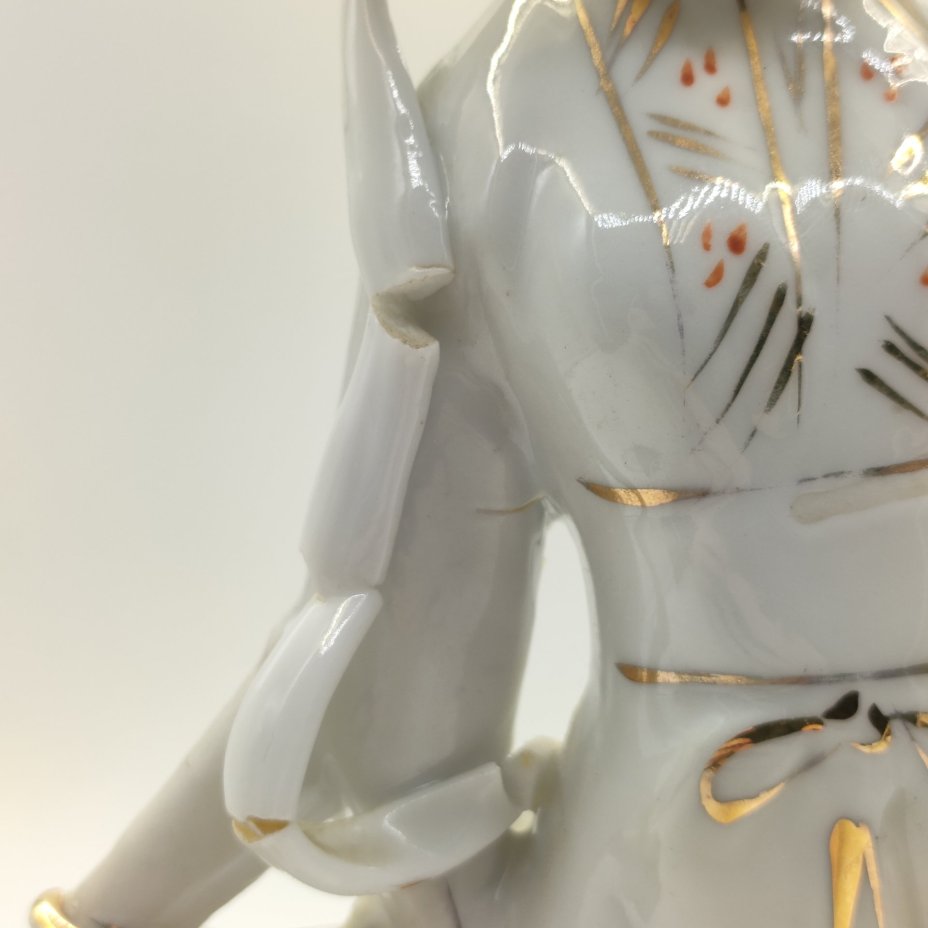 Статуэтка "Красавица с цветами", фарфор, бисквит, роспись, золочение, Китай, 1980-2000 гг.