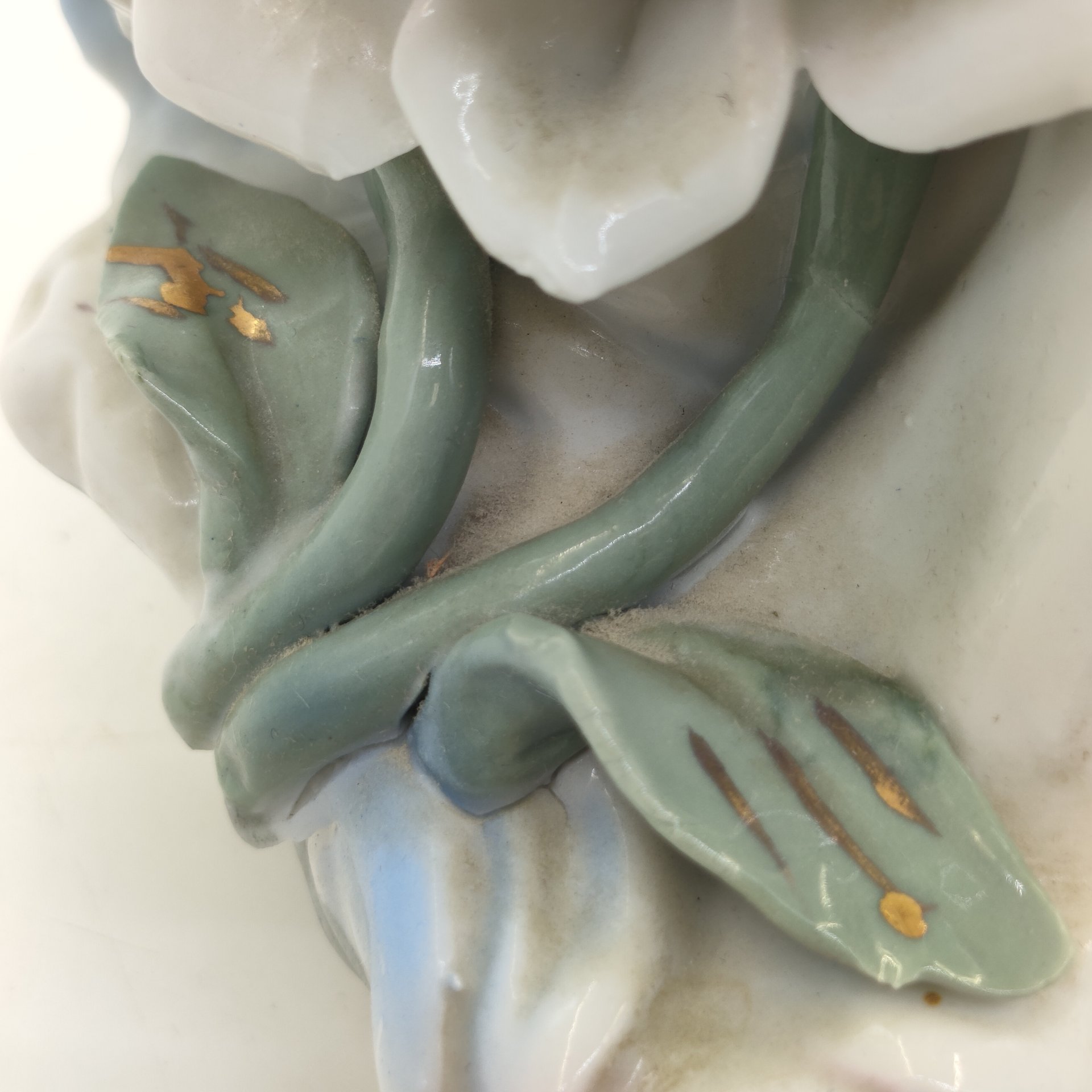 Статуэтка "Красавица с цветами", фарфор, бисквит, роспись, золочение, Китай, 1980-2000 гг.