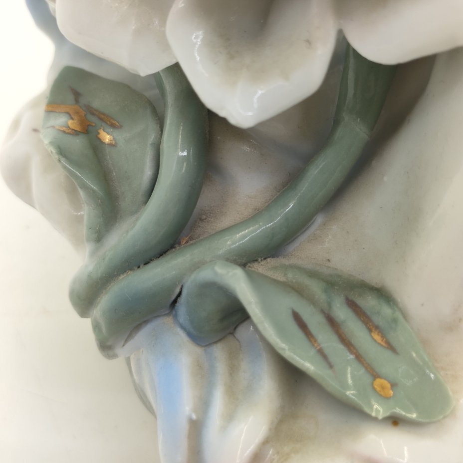 Статуэтка "Красавица с цветами", фарфор, бисквит, роспись, золочение, Китай, 1980-2000 гг.