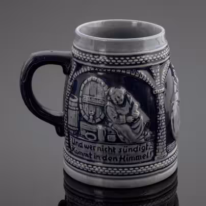 Кружка пивная (сувенирная), украшенная изображением монахов