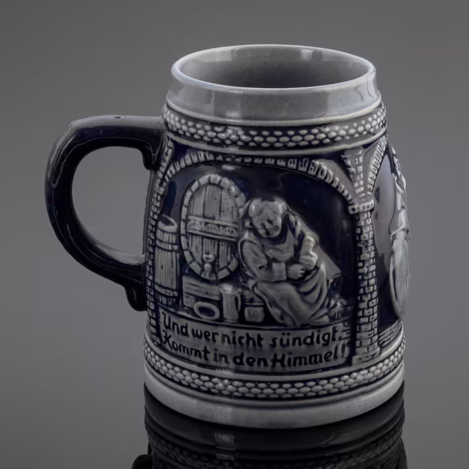 Кружка пивная (сувенирная), украшенная изображением монахов