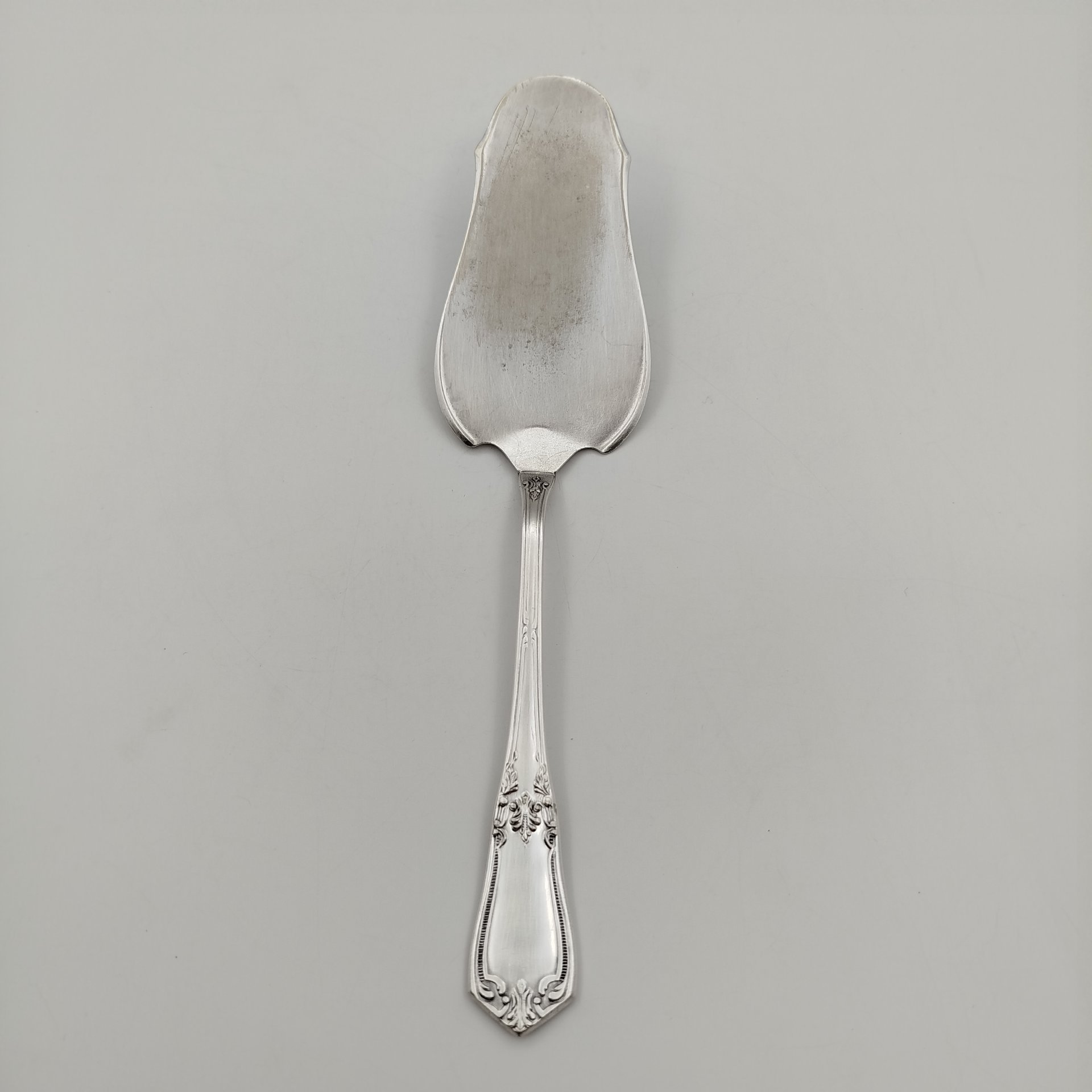 Лопатка для торта с растительным декором, мНЦ (медь-никель-цинк), Киевский завод столовых приборов и посуды им. Дзержинского (ЗiД, ЗиД), СССР, 1960-1980 гг., Киевский завод столовых приборов и посуды им. Дзержинского (ЗiД