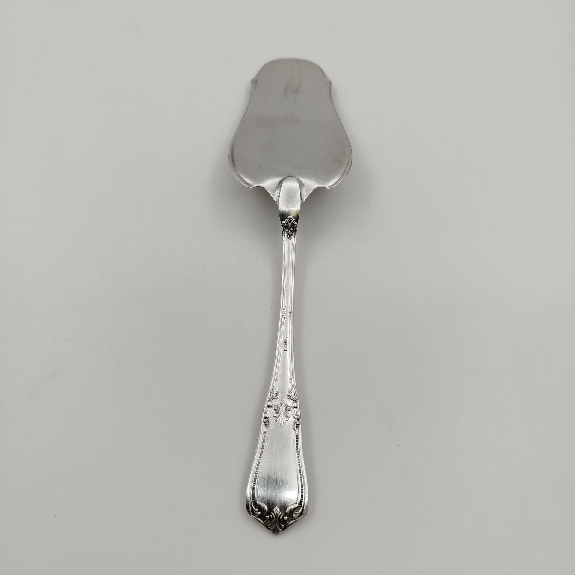 Лопатка для торта с растительным декором, мНЦ (медь-никель-цинк), Киевский завод столовых приборов и посуды им. Дзержинского (ЗiД, ЗиД), СССР, 1960-1980 гг., Киевский завод столовых приборов и посуды им. Дзержинского (ЗiД