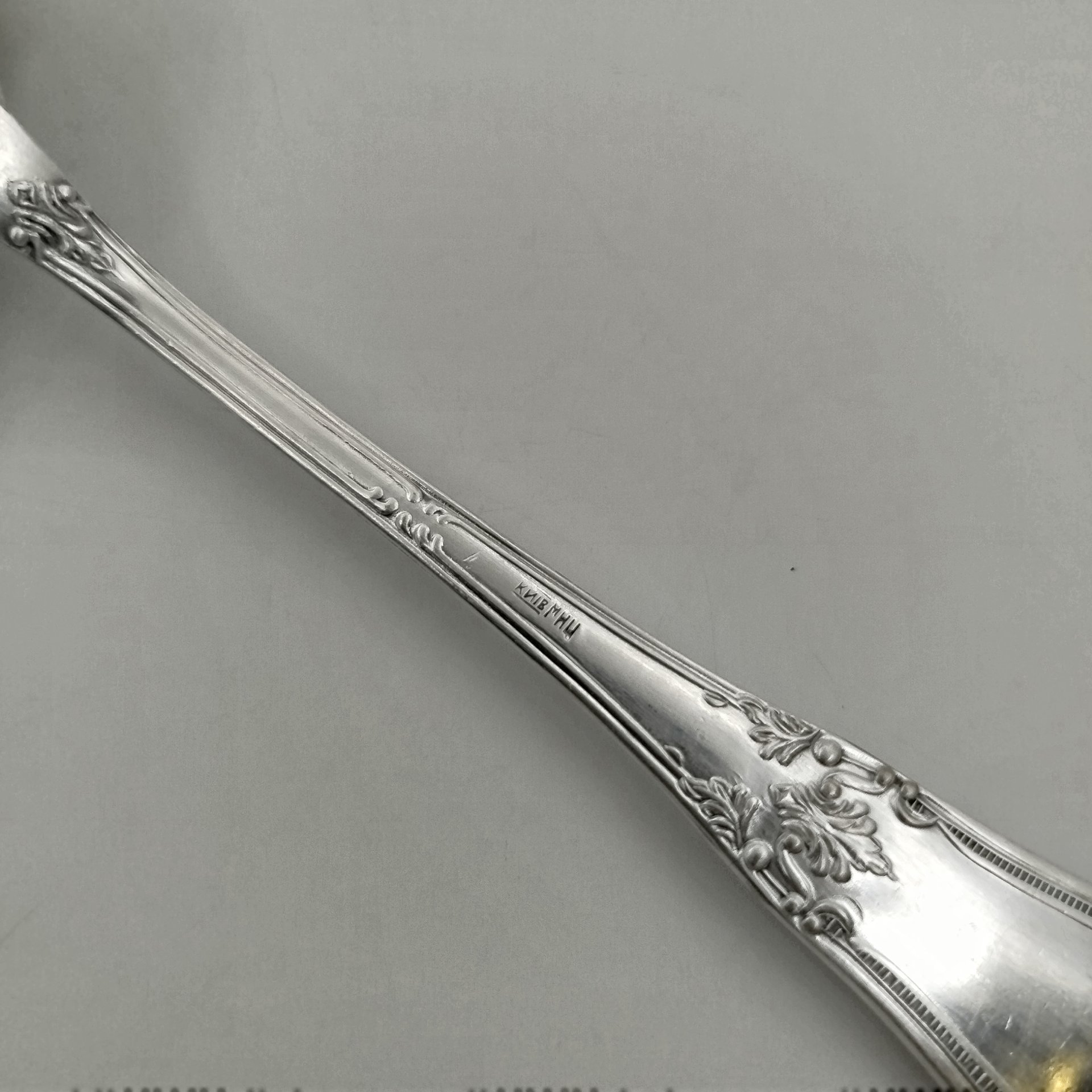 Лопатка для торта с растительным декором, мНЦ (медь-никель-цинк), Киевский завод столовых приборов и посуды им. Дзержинского (ЗiД, ЗиД), СССР, 1960-1980 гг., Киевский завод столовых приборов и посуды им. Дзержинского (ЗiД