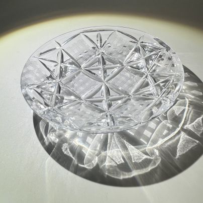 Блюдо круглое с декором "алмазные квадраты", авт. Л. О. Юрген, хрусталь, алмазная гравировка, Ленинградский завод художественного стекла (ЛЗХС), СССР, 1970-1990 гг.