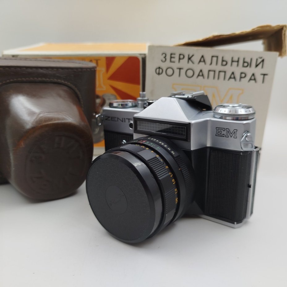 Фотоаппарат пленочный "Зенит-EM" с объективом "Гелиос 44-М" в кофре, коробке и с паспортом, металл, стекло, пластик, кожа, Красногорский механический завод (КМЗ), СССР, 1974 г., Красногорский механический завод (КМЗ)