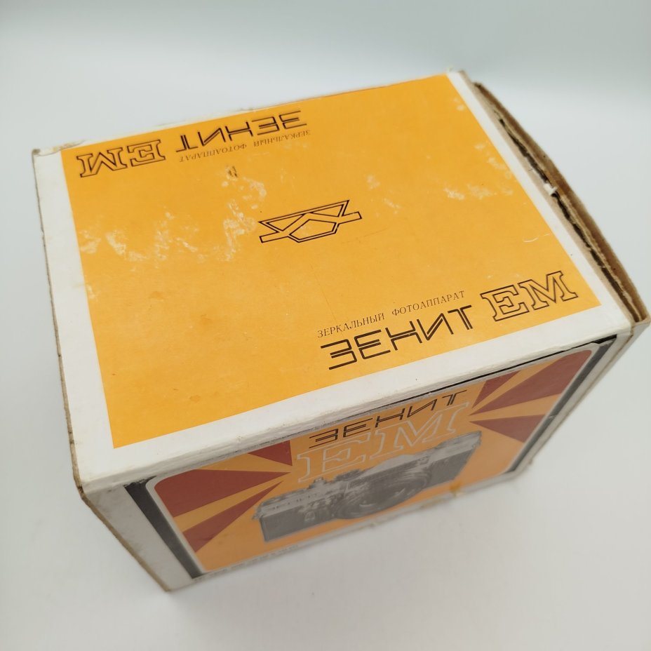 Фотоаппарат пленочный "Зенит-EM" с объективом "Гелиос 44-М" в кофре, коробке и с паспортом, металл, стекло, пластик, кожа, Красногорский механический завод (КМЗ), СССР, 1974 г., Красногорский механический завод (КМЗ)