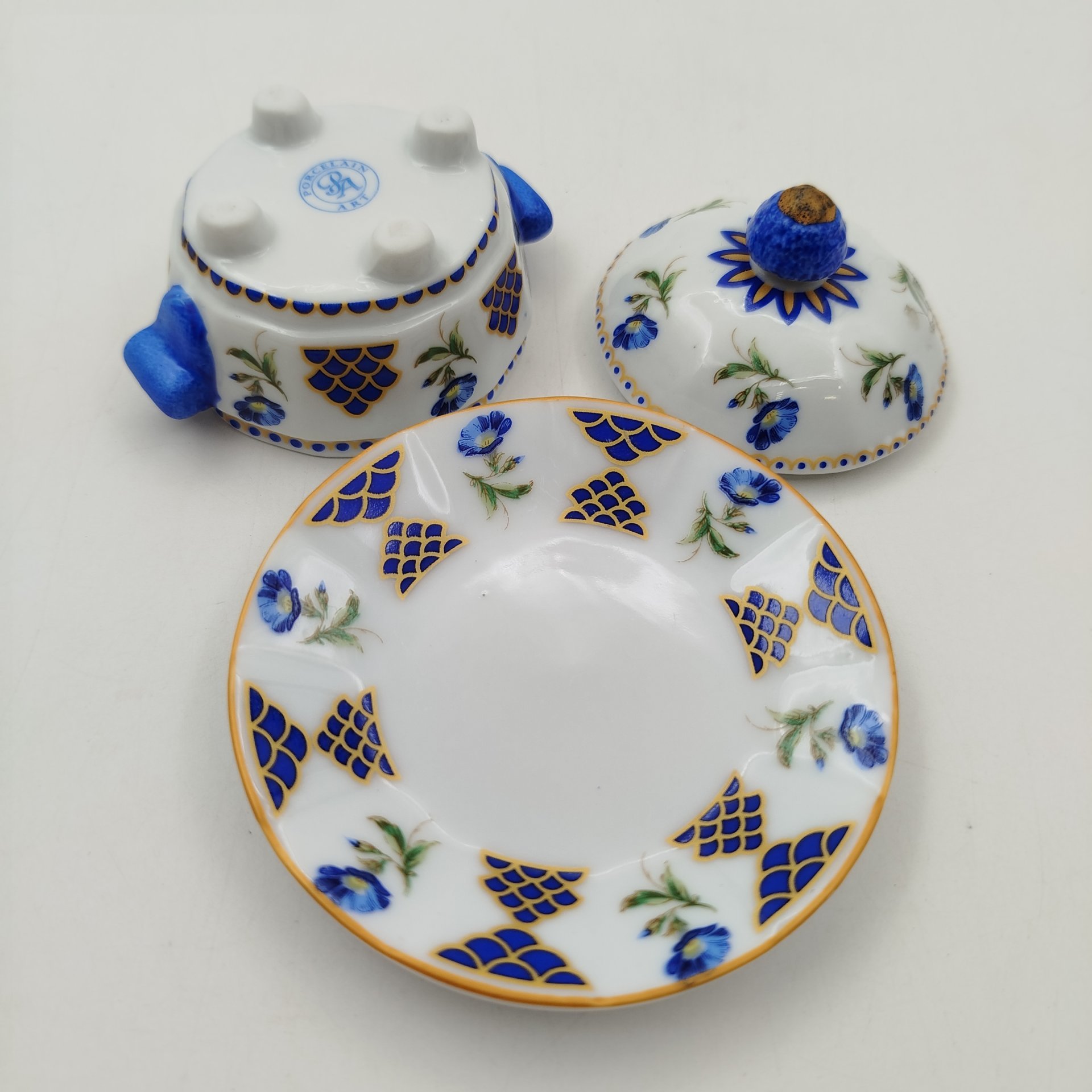 Солонка в виде супницы (миниатюрная) с изображением синих цветов,  "Porcelain Art" (PA), фарфор, деколь, Европа, 1970-2000 гг.