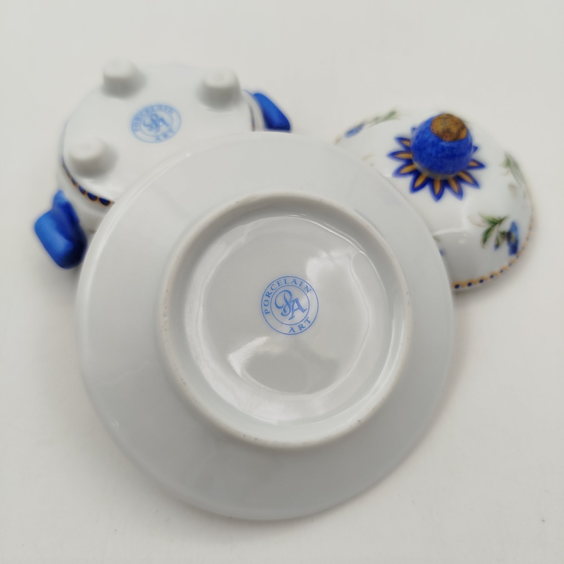Солонка в виде супницы (миниатюрная) с изображением синих цветов,  "Porcelain Art" (PA), фарфор, деколь, Европа, 1970-2000 гг.