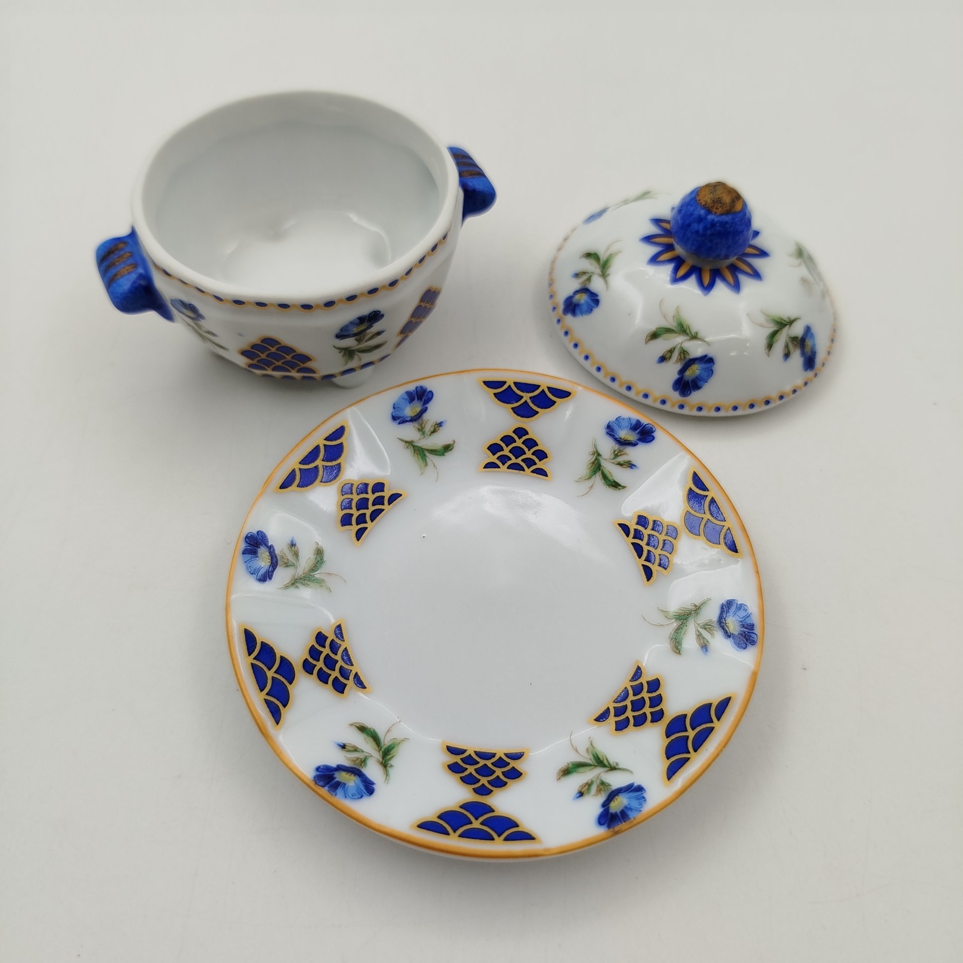 Солонка в виде супницы (миниатюрная) с изображением синих цветов,  "Porcelain Art" (PA)