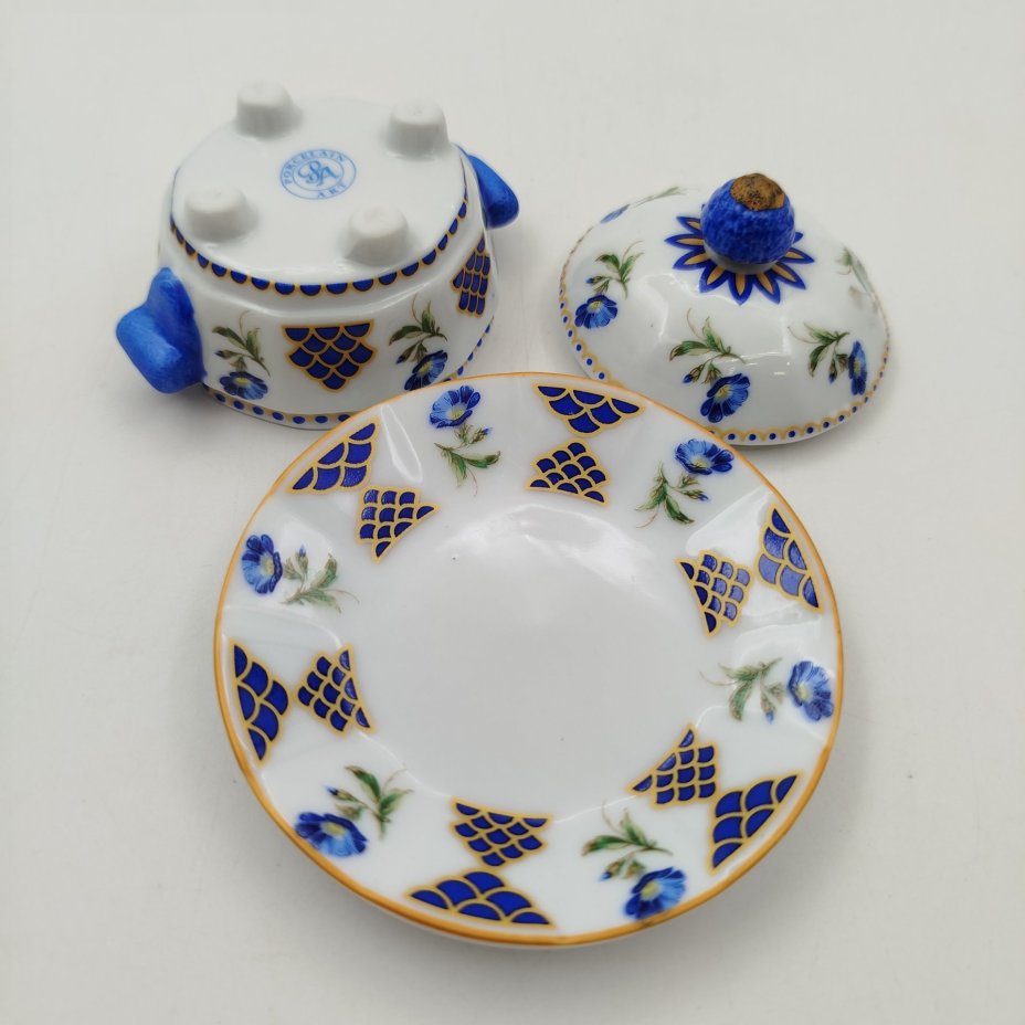 Солонка в виде супницы (миниатюрная) с изображением синих цветов,  "Porcelain Art" (PA)