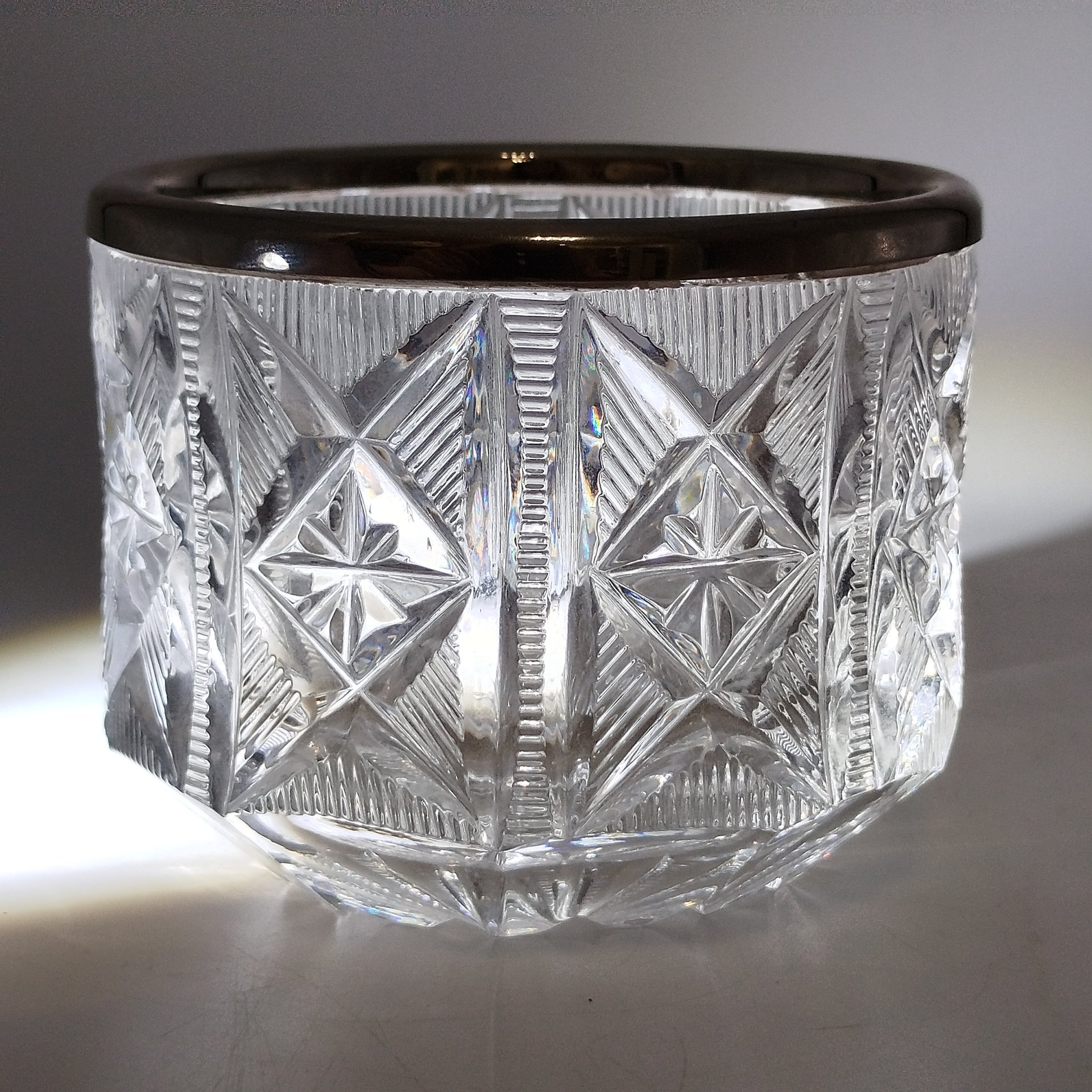 Конфетница с металлической окантовкой обода и геометрическим резным декором, хрусталь, металл, СССР, 1970-1990 гг.