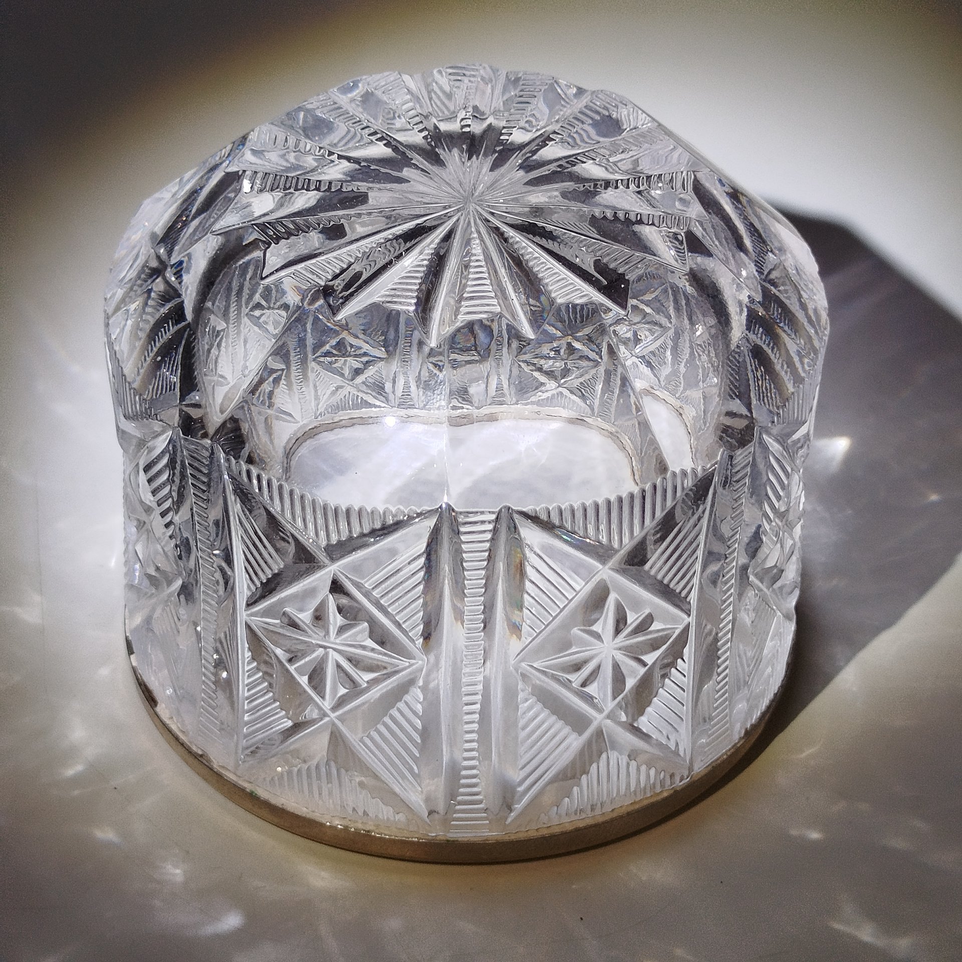Конфетница с металлической окантовкой обода и геометрическим резным декором, хрусталь, металл, СССР, 1970-1990 гг.