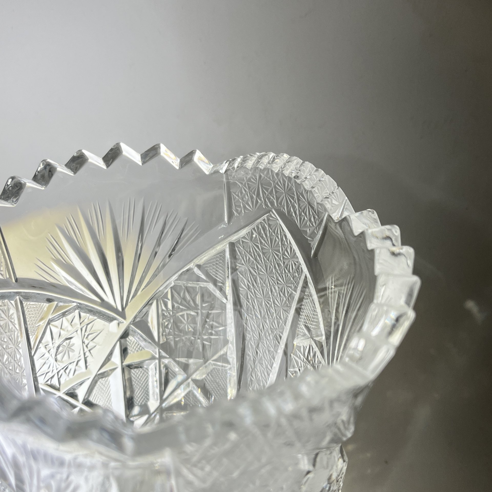 Вазочка небольшая для цветов с геометрическим резным декором, хрусталь, алмазная грань, СССР, 1970-1990 гг.