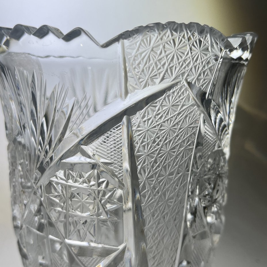 Вазочка небольшая для цветов с геометрическим резным декором