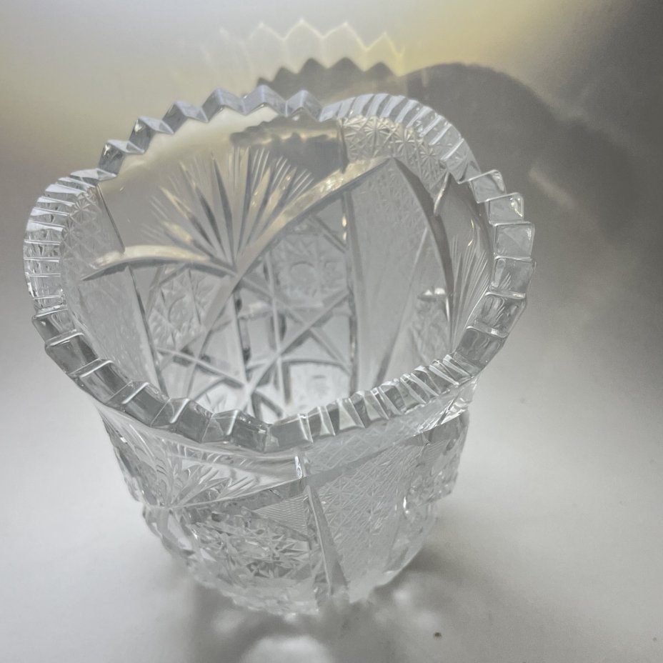 Вазочка небольшая для цветов с геометрическим резным декором