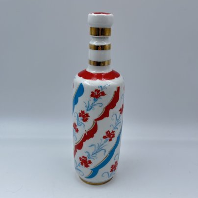 Штоф "Гвоздика", автор формы А.Н. Семенова, автор росписи К.Г. Косенкова, фарфор, деколь, золочение, Ленинградский фарфоровый завод (ЛФЗ), СССР, 1970-1991 гг.