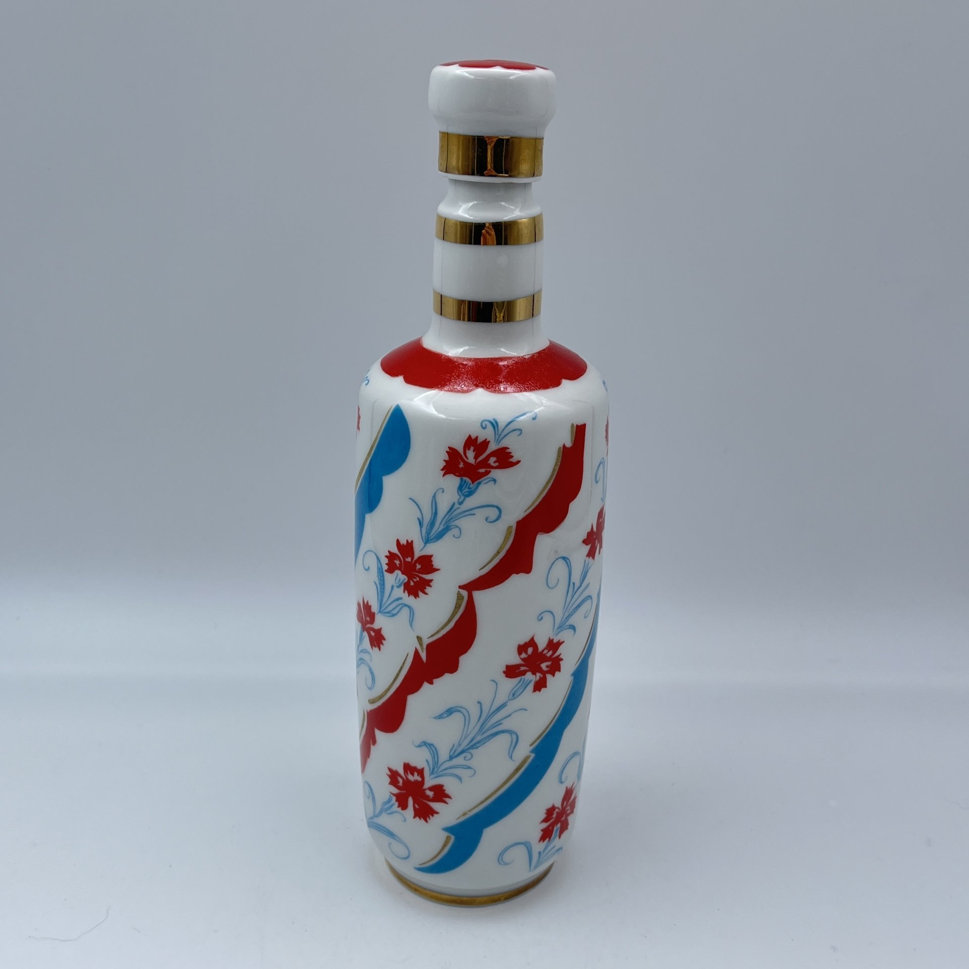 Штоф "Гвоздика", автор формы А.Н. Семенова, автор росписи К.Г. Косенкова, фарфор, деколь, золочение, Ленинградский фарфоровый завод (ЛФЗ), СССР, 1970-1991 гг.