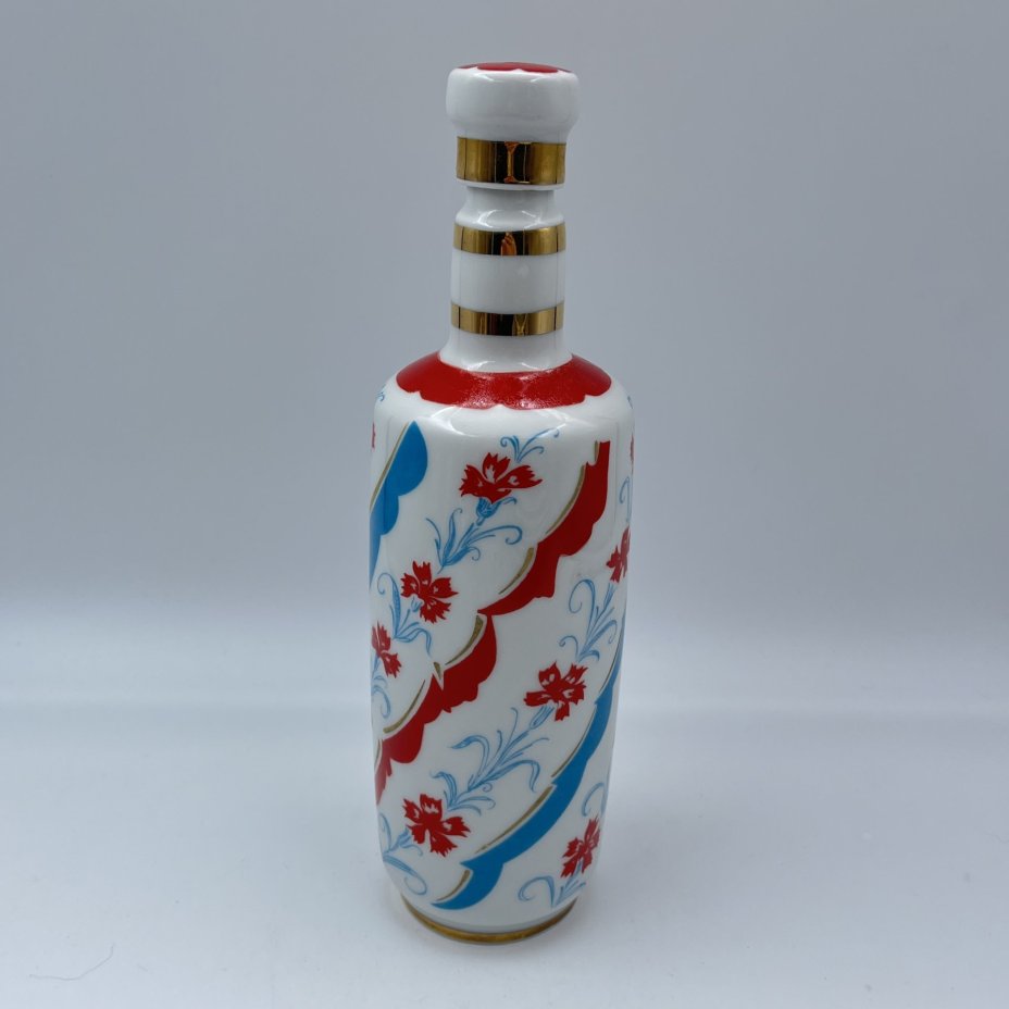 Штоф "Гвоздика", автор формы А.Н. Семенова, автор росписи К.Г. Косенкова, фарфор, деколь, золочение, Ленинградский фарфоровый завод (ЛФЗ), СССР, 1970-1991 гг.