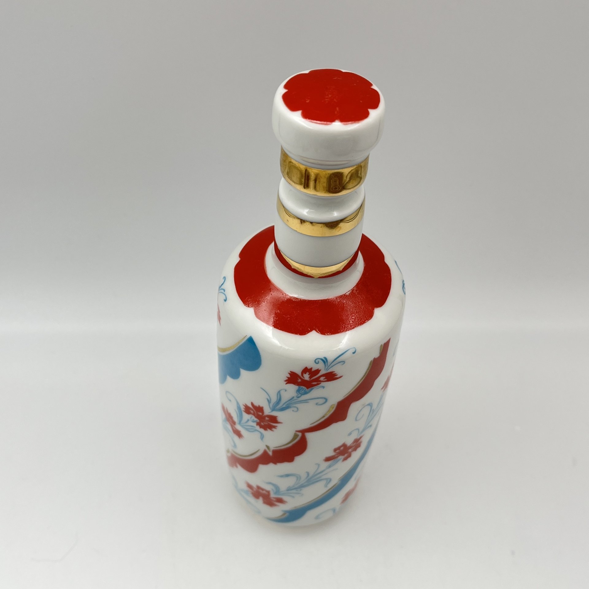 Штоф "Гвоздика", автор формы А.Н. Семенова, автор росписи К.Г. Косенкова, фарфор, деколь, золочение, Ленинградский фарфоровый завод (ЛФЗ), СССР, 1970-1991 гг.