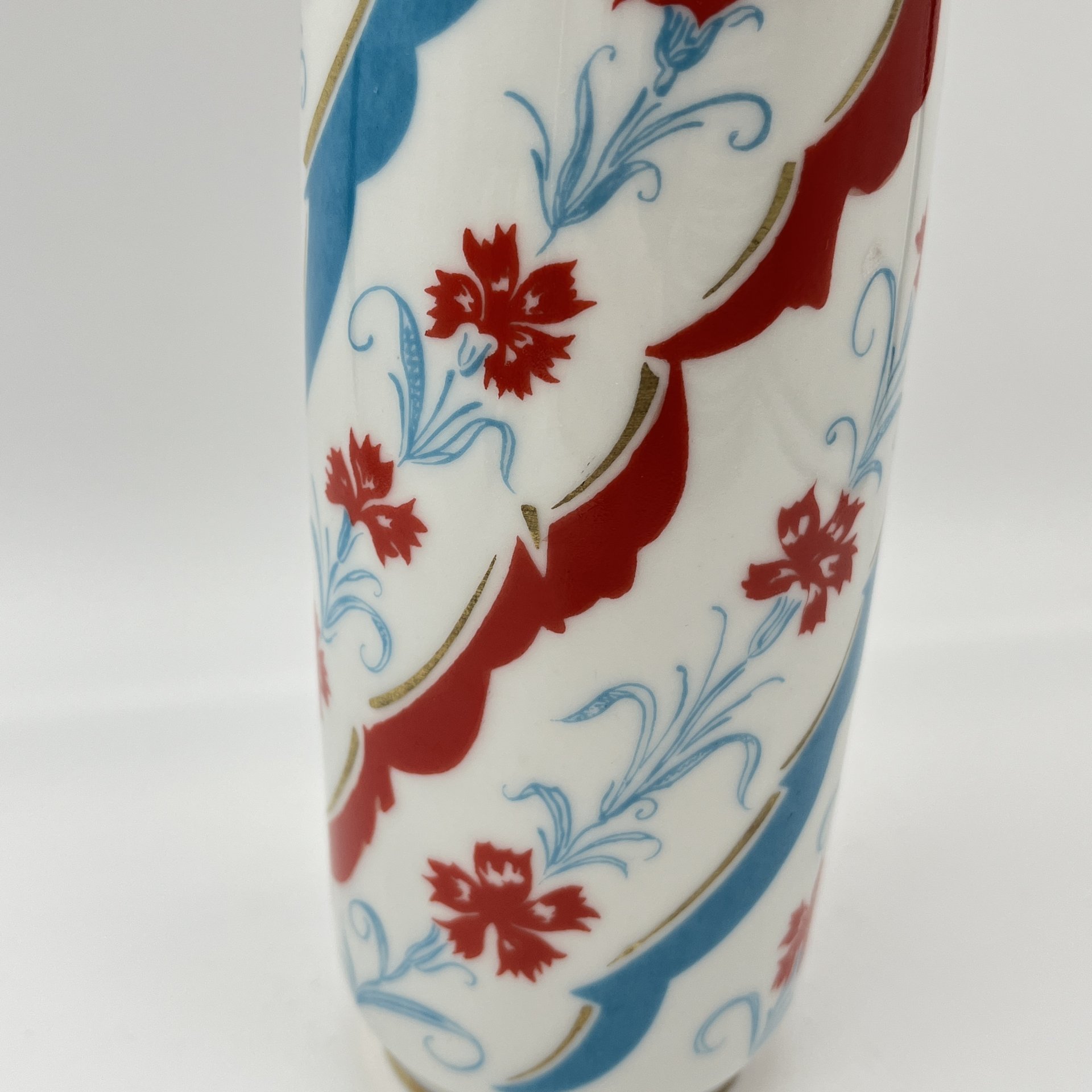 Штоф "Гвоздика", автор формы А.Н. Семенова, автор росписи К.Г. Косенкова, фарфор, деколь, золочение, Ленинградский фарфоровый завод (ЛФЗ), СССР, 1970-1991 гг.