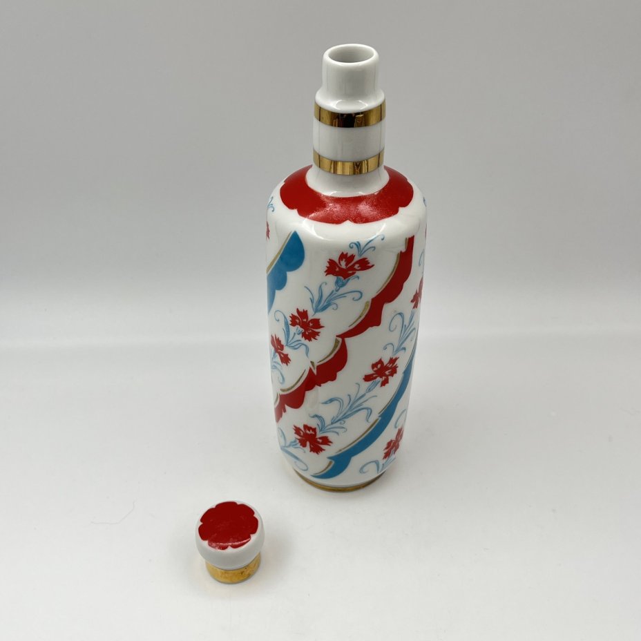 Штоф "Гвоздика", автор формы А.Н. Семенова, автор росписи К.Г. Косенкова, фарфор, деколь, золочение, Ленинградский фарфоровый завод (ЛФЗ), СССР, 1970-1991 гг.