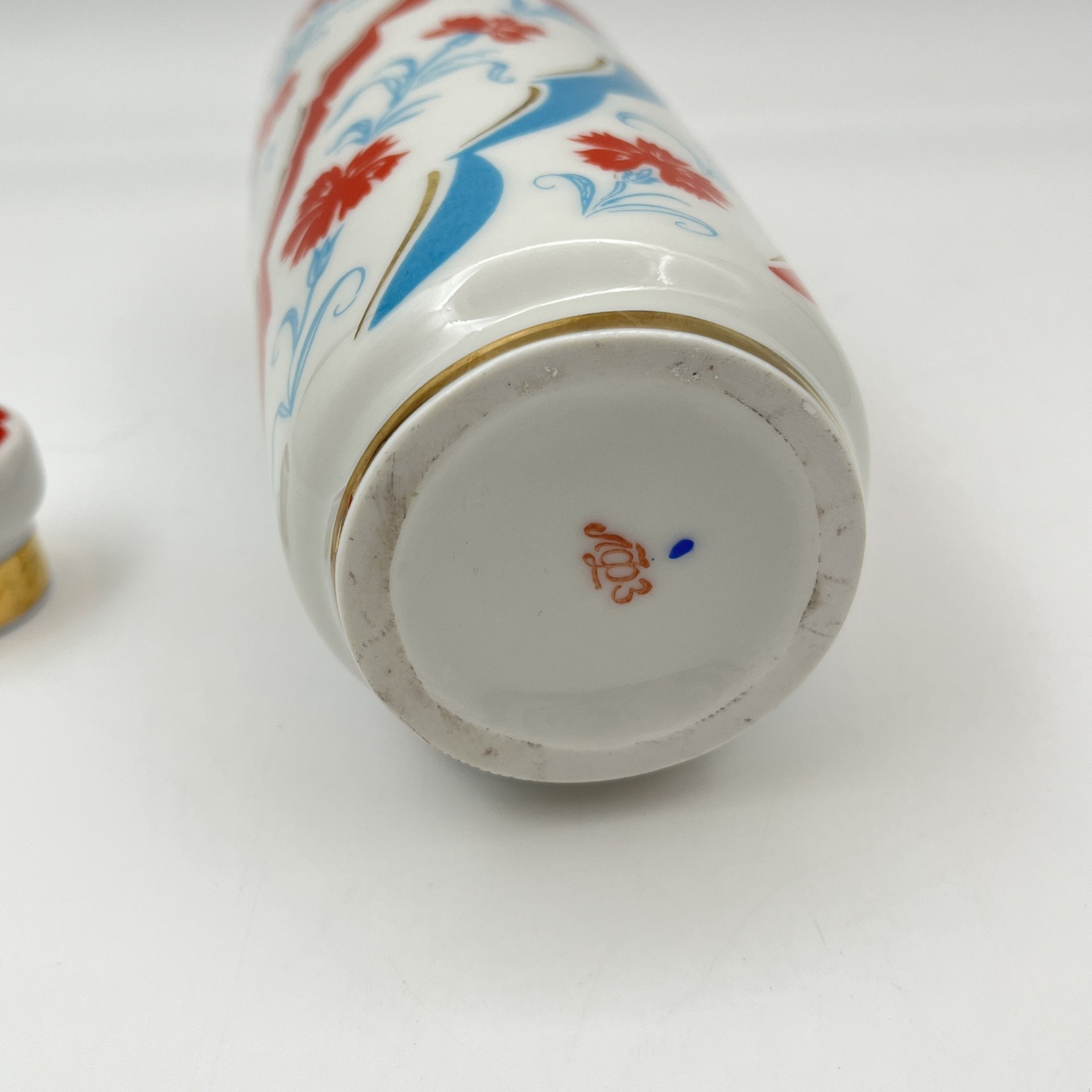 Штоф "Гвоздика", автор формы А.Н. Семенова, автор росписи К.Г. Косенкова, фарфор, деколь, золочение, Ленинградский фарфоровый завод (ЛФЗ), СССР, 1970-1991 гг.