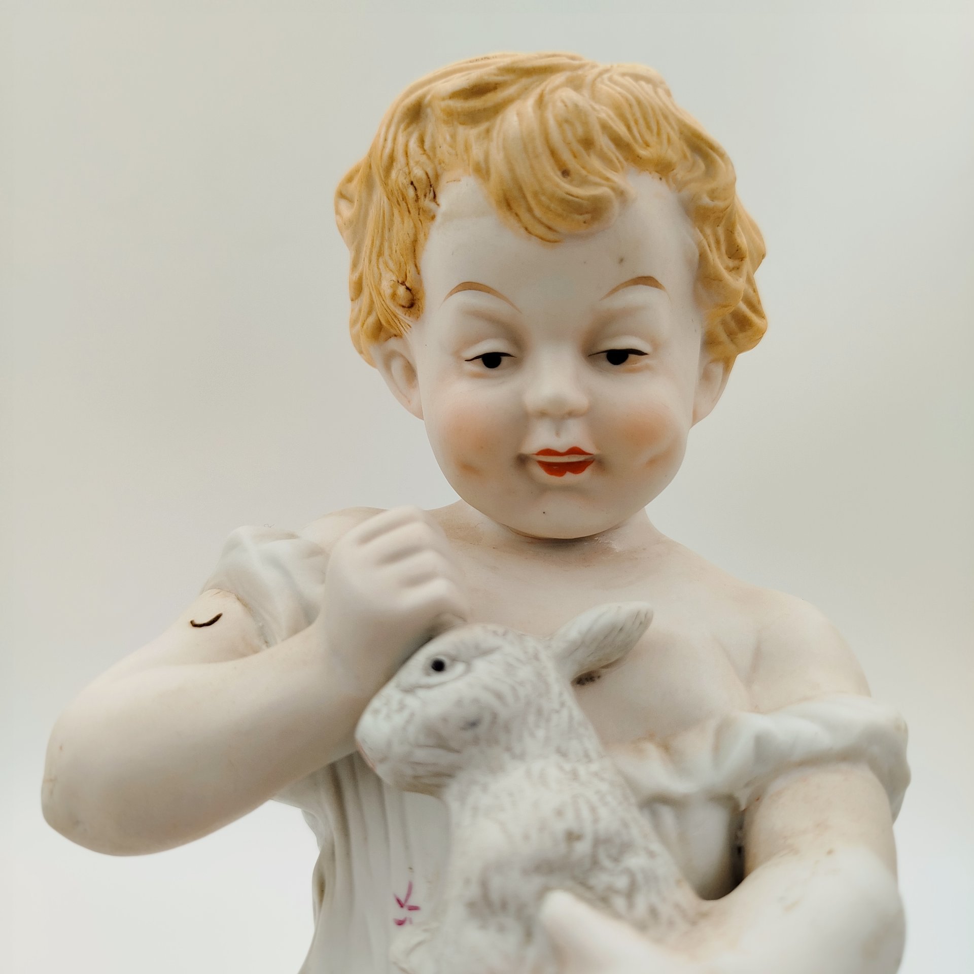 Статуэтка "Ребенок с кроликом", фарфор, роспись, Европа, 1970-1990 гг.