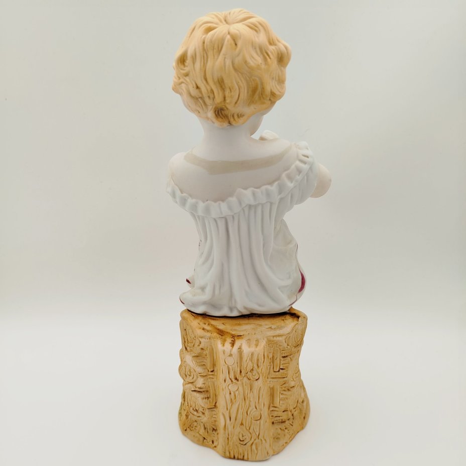 Статуэтка "Ребенок с кроликом"