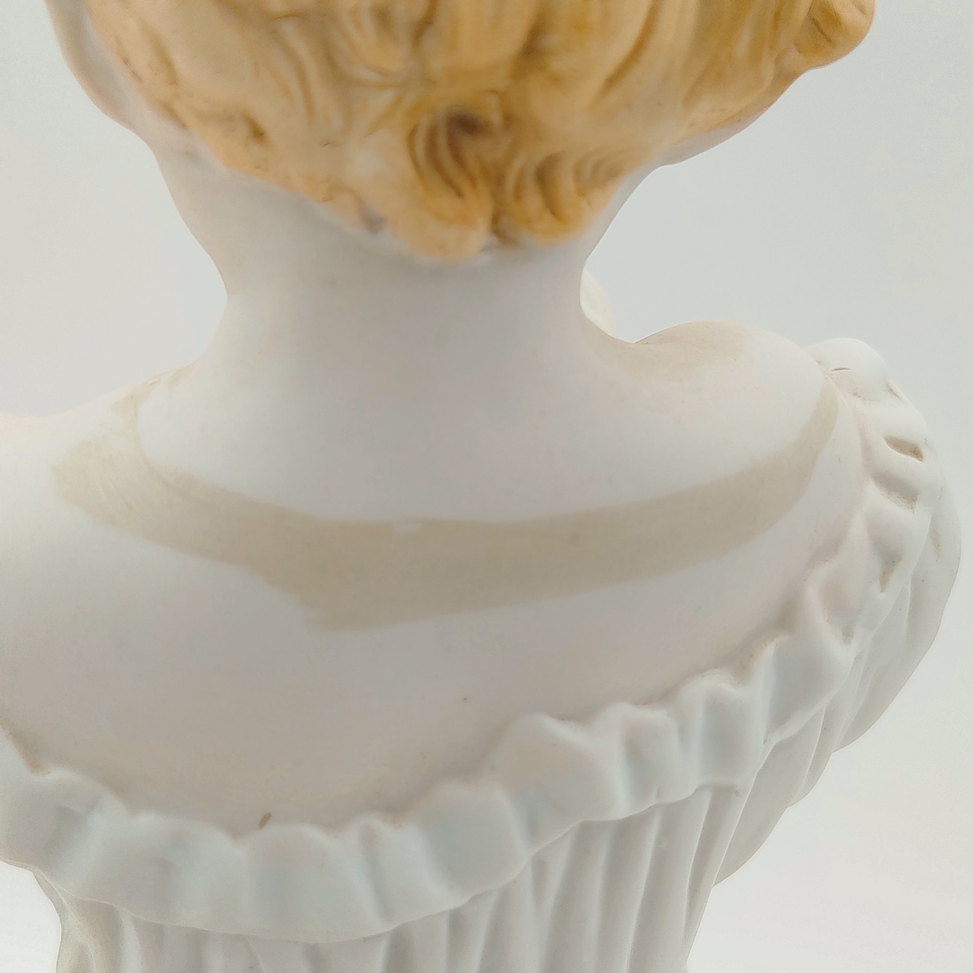 Статуэтка "Ребенок с кроликом", фарфор, роспись, Европа, 1970-1990 гг.