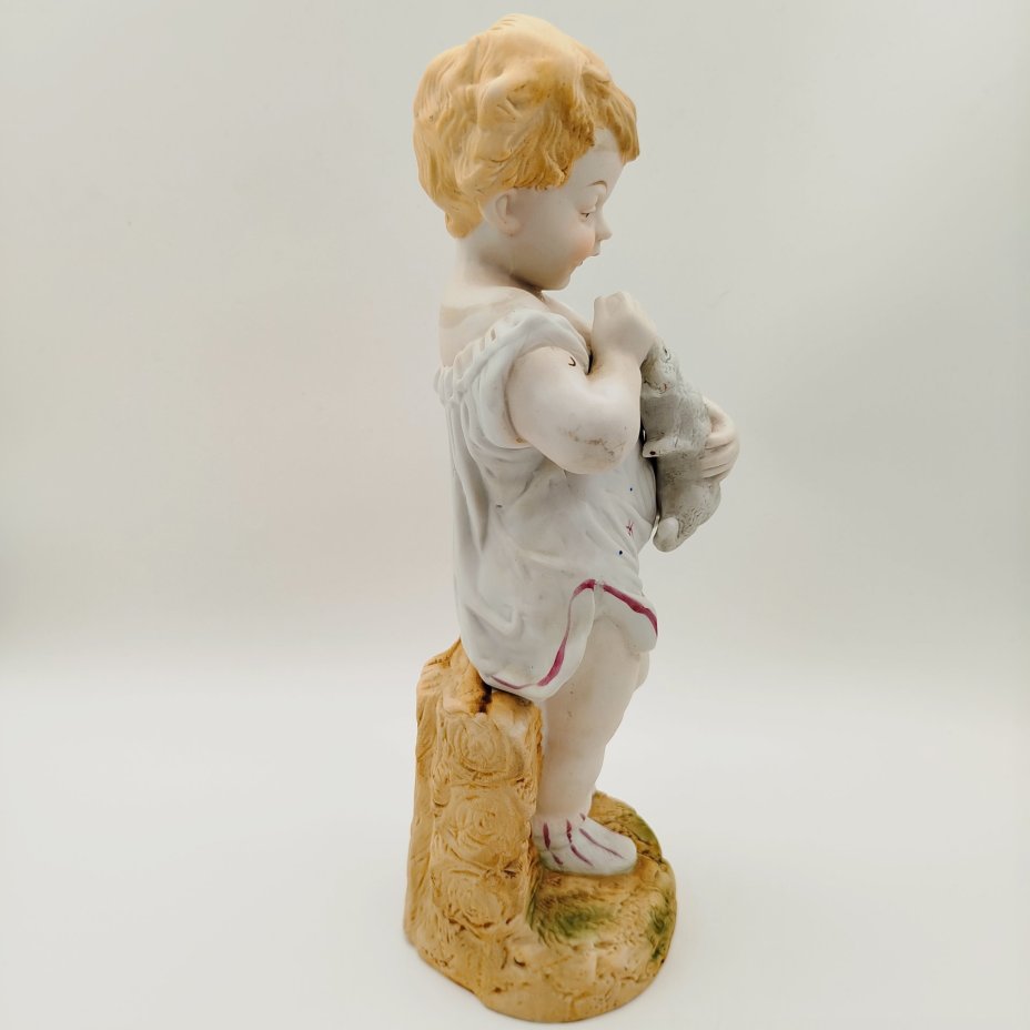Статуэтка "Ребенок с кроликом"