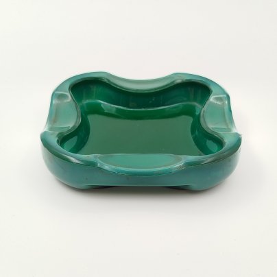 Пепельница квадратной формы с фигурным бортом