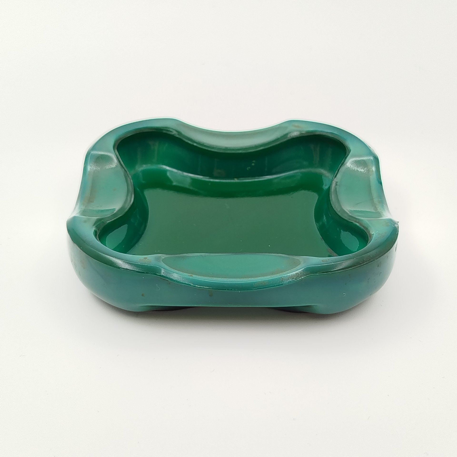 Пепельница квадратной формы с фигурным бортом