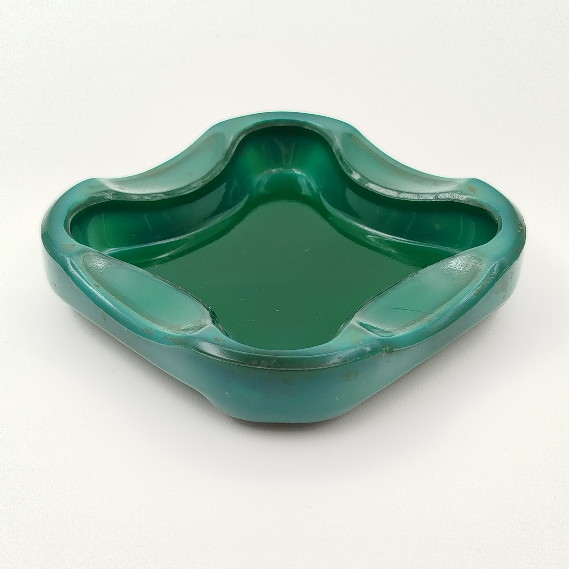 Пепельница квадратной формы с фигурным бортом