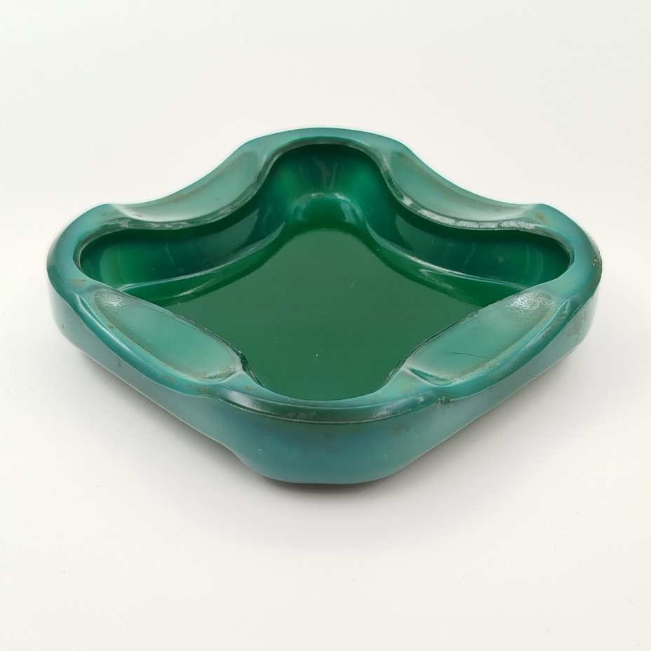 Пепельница квадратной формы с фигурным бортом