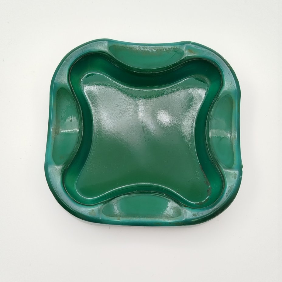 Пепельница квадратной формы с фигурным бортом