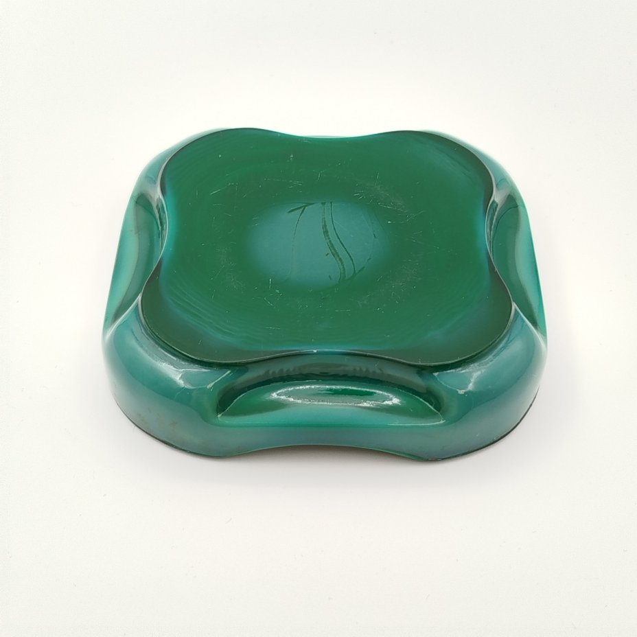 Пепельница квадратной формы с фигурным бортом