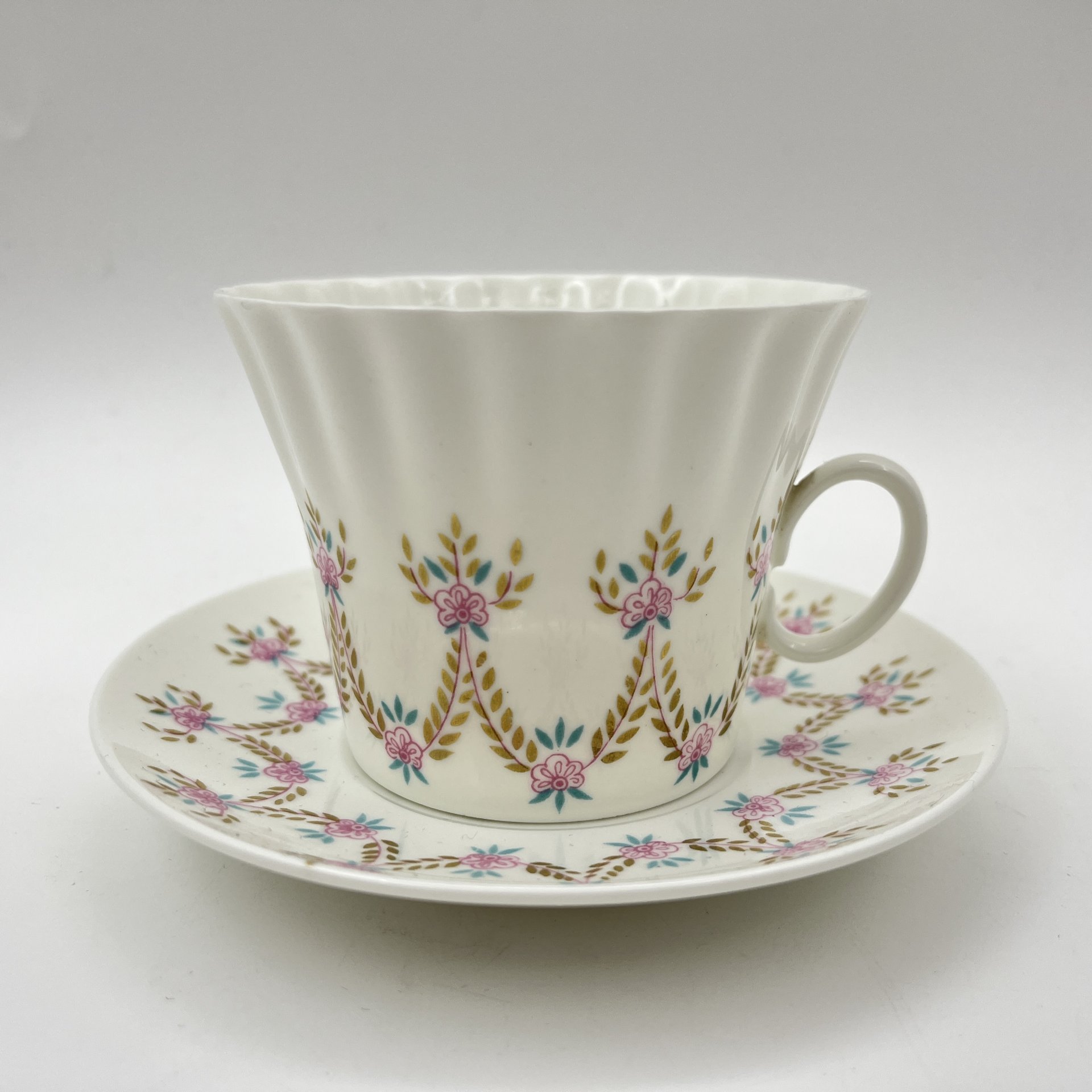 Чайная пара "Цветочная гирлянда", форма "Одуванчик", фарфор, костяной фарфор, деколь, золочение, Ленинградский фарфоровый завод (ЛФЗ), СССР, 1960-1980 гг.