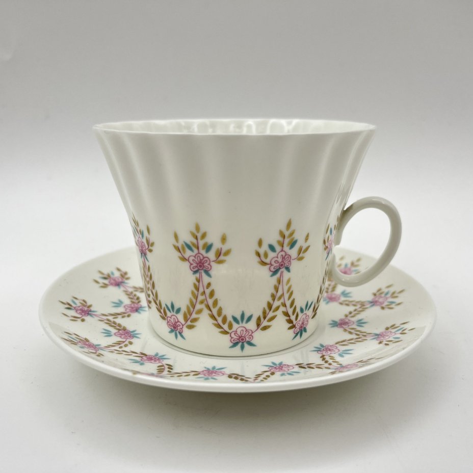 Чайная пара "Цветочная гирлянда", форма "Одуванчик", фарфор, костяной фарфор, деколь, золочение, Ленинградский фарфоровый завод (ЛФЗ), СССР, 1960-1980 гг.