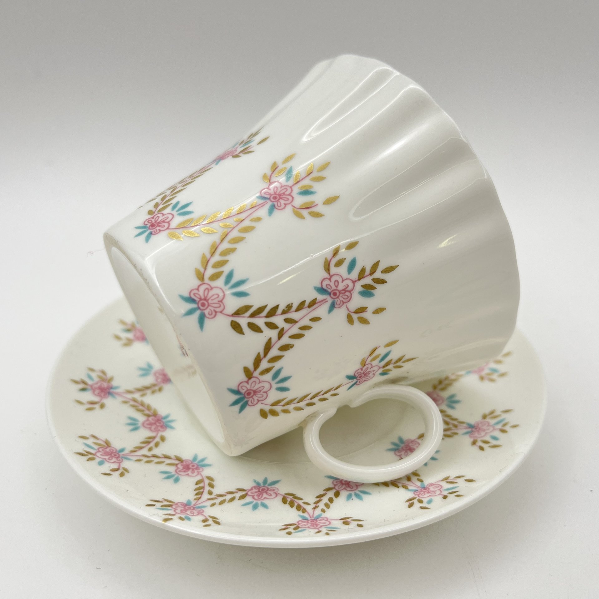 Чайная пара "Цветочная гирлянда", форма "Одуванчик", фарфор, костяной фарфор, деколь, золочение, Ленинградский фарфоровый завод (ЛФЗ), СССР, 1960-1980 гг.